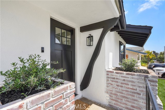 270 Fairfax Avenue, Ventura CA: https://media.crmls.org/medias/e3f7c880-efa6-43f5-9c17-1c74670ec47b.jpg
