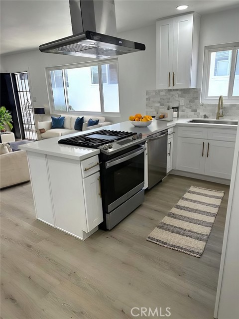 977 W 2nd Street, San Pedro CA: https://media.crmls.org/medias/e3f8ab28-d747-4499-bdee-bf9c6f6ddc47.jpg