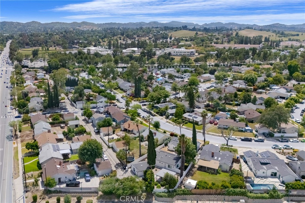 https://media.crmls.org/medias/e40054c8-6e5c-4a25-b7f3-b436e10fd117.jpg?preset=X-Large