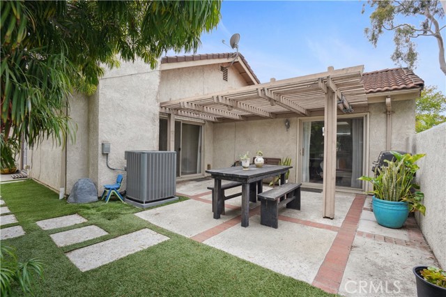 1027 W Rainbow Falls Way, Orange CA: https://media.crmls.org/medias/e4006047-ee8e-4a54-9ef8-12072f73806b.jpg