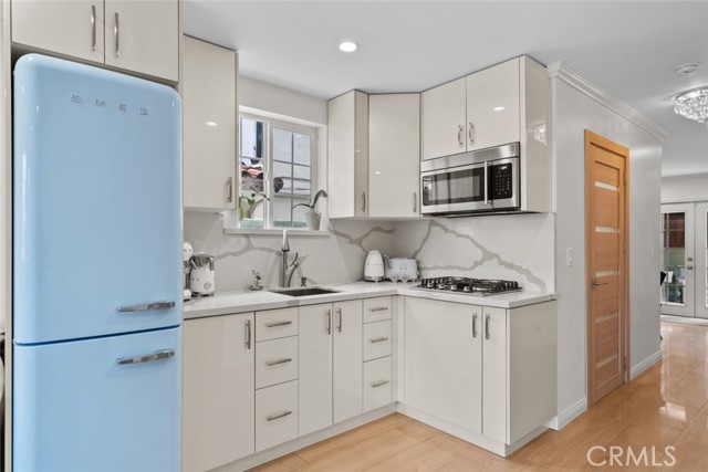 13936 Magnolia Boulevard, Sherman Oaks CA: https://media.crmls.org/medias/e401281b-83a0-45c9-8017-b35a11260875.jpg
