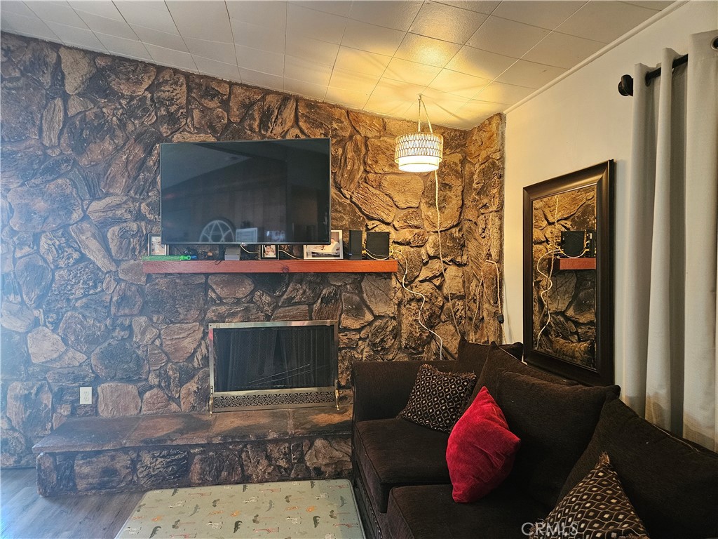 https://media.crmls.org/medias/e401ac77-7016-429f-a892-53a8d78b8e5b.jpg?preset=X-Large