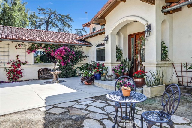 10345 McBroom Street, Sunland CA: https://media.crmls.org/medias/e4025101-0516-4e27-82a8-a321f8a1b53b.jpg