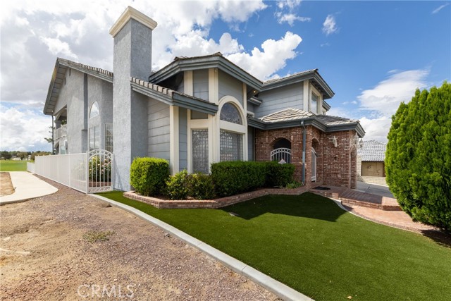 Detail Gallery Image 4 of 58 For 13259 Country Club, Victorville,  CA 92395 - 4 Beds | 3 Baths