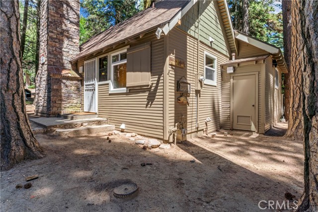 27917 Squirrel Lane, Lake Arrowhead CA: https://media.crmls.org/medias/e403f463-61dc-42f7-a7c6-7bfc9dfb5c5b.jpg