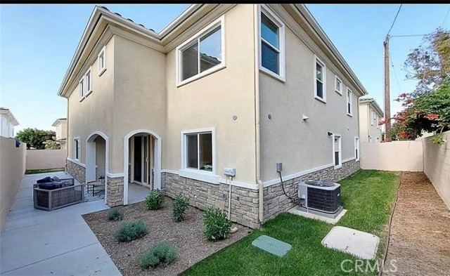 7792 Liberty Drive, Huntington Beach CA: https://media.crmls.org/medias/e404b1ab-06e3-4e03-b2db-aac51044cc7e.jpg