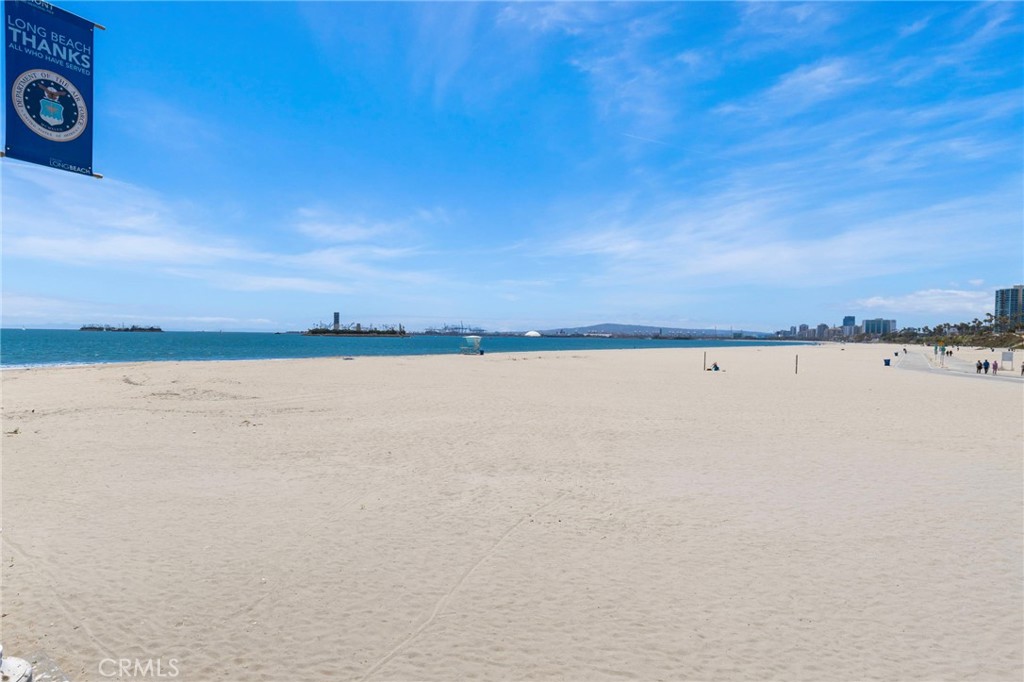 https://media.crmls.org/medias/e404d854-00e9-4f1c-9433-03b44ab0ea8a.jpg?preset=X-Large
