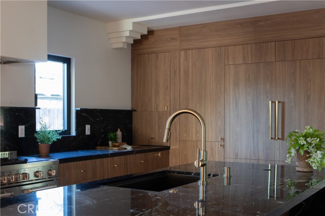 Detail Gallery Image 10 of 68 For 11911 Hartsook, Valley Village,  CA 91607 - 5 Beds | 4 Baths