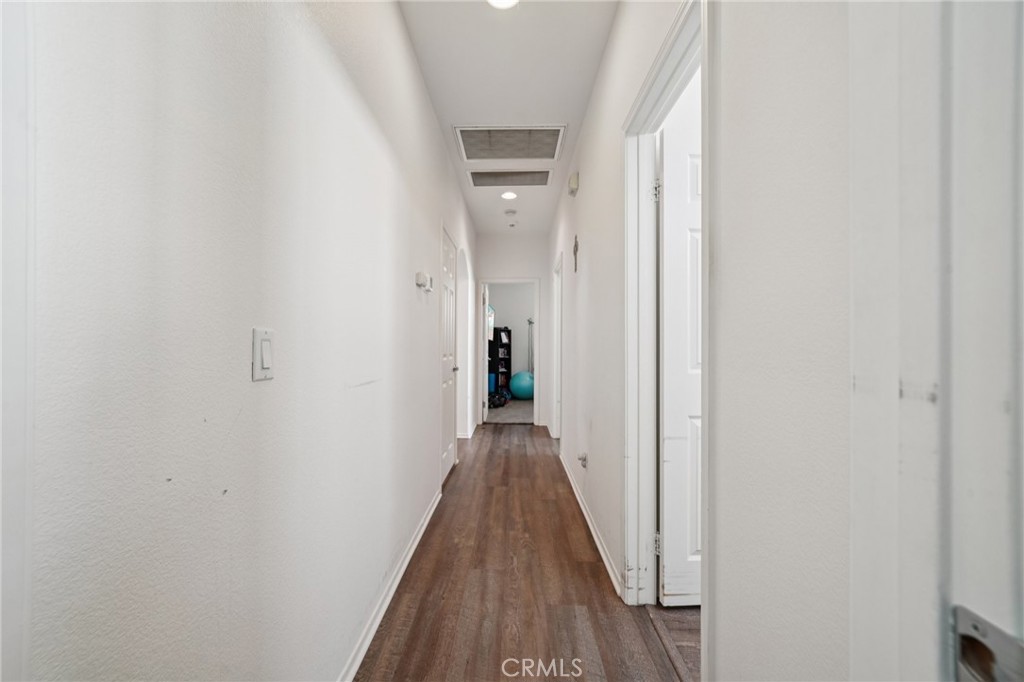 https://media.crmls.org/medias/e407e92f-33cc-4488-8318-85c99d1ea781.jpg?preset=X-Large