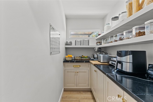 240 W Gainsborough Road, Thousand Oaks CA: https://media.crmls.org/medias/e407eebd-d086-4aaa-9887-83a62c4ec3b2.jpg