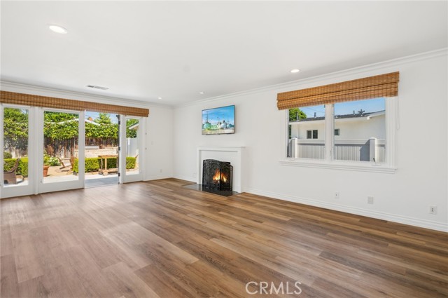 1912 Diana Ln, Newport Beach CA: https://media.crmls.org/medias/e4097360-bbf7-442e-b3bb-f65a415b81c7.jpg