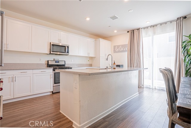 Detail Gallery Image 5 of 25 For 467 N Pinewood, Rialto,  CA 92376 - 4 Beds | 3 Baths