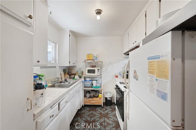 Detail Gallery Image 7 of 18 For 6255 Woodman Ave #103,  Van Nuys,  CA 91401 - 2 Beds | 2 Baths