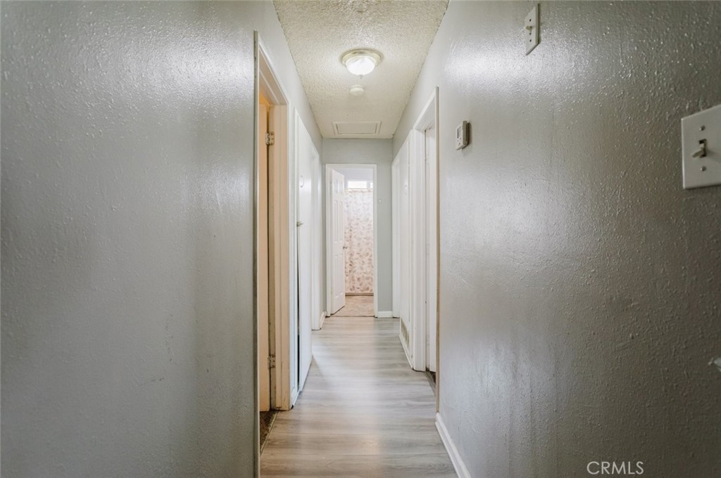 https://media.crmls.org/medias/e40eeaf4-a4f6-45cd-8215-7d3ad1d16d32.jpg?preset=X-Large