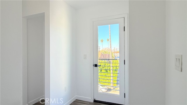 Detail Gallery Image 10 of 25 For 1418 S Cloverdale Ave, Los Angeles,  CA 90019 - 3 Beds | 3 Baths