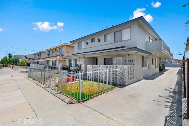 11726 Freeman Avenue, Hawthorne CA: https://media.crmls.org/medias/e4148c27-ff88-459c-92a9-2733c1b49b29.jpg