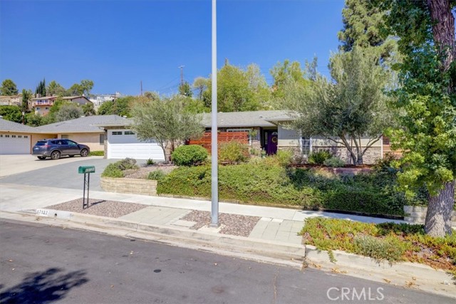 17127 Lorillard Street photo 2