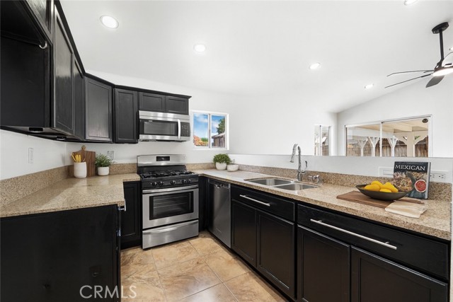 Detail Gallery Image 10 of 58 For 4042 E Avenue R6, Palmdale,  CA 93552 - 3 Beds | 2 Baths