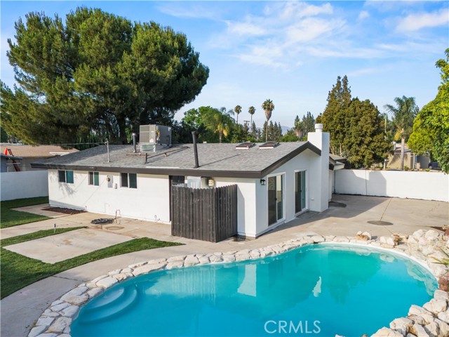 10839 Danube Avenue, Granada Hills CA: https://media.crmls.org/medias/e41680cf-17ce-4d16-bad7-8ad20bdad245.jpg