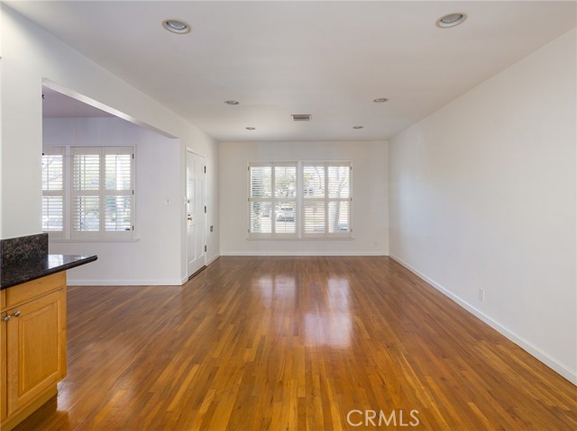 Detail Gallery Image 7 of 37 For 7024 Alverstone, Los Angeles,  CA 90045 - 3 Beds | 2 Baths