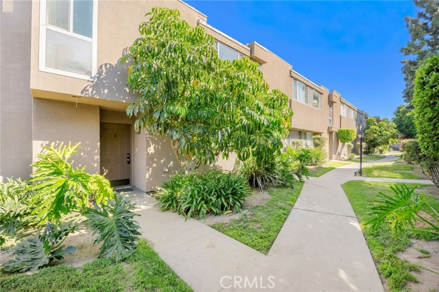 Detail Gallery Image 23 of 28 For 18110 Killion St #2,  Tarzana,  CA 91356 - 3 Beds | 2/1 Baths