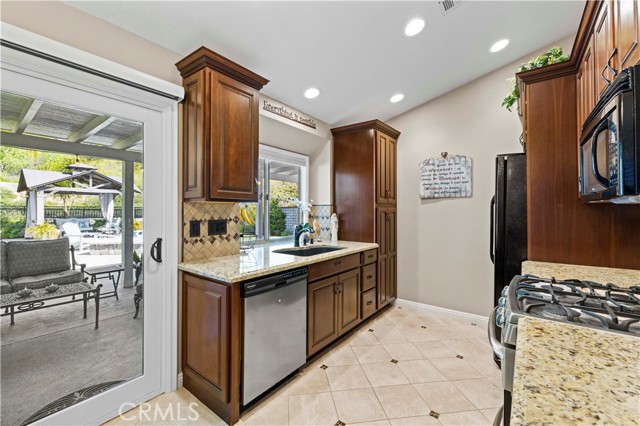 Detail Gallery Image 6 of 33 For 28749 Startree Ln, Saugus,  CA 91390 - 2 Beds | 2 Baths