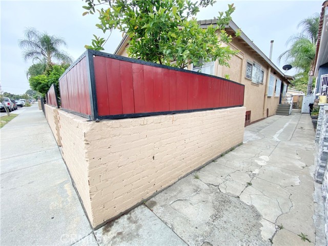 218 E 60th Street, Los Angeles CA: https://media.crmls.org/medias/e4200fae-35b3-4f2d-a22b-f36a8015ee36.jpg