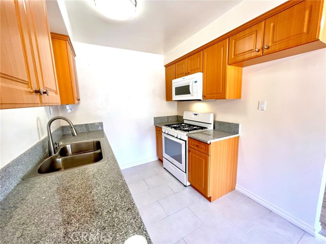 Detail Gallery Image 6 of 9 For 2306 Mira Vista Ave #7,  Montrose,  CA 91020 - 1 Beds | 1 Baths