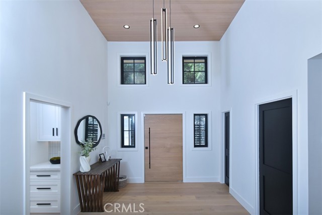 Detail Gallery Image 4 of 68 For 13327 Cheltenham Dr, Sherman Oaks,  CA 91423 - 4 Beds | 5/1 Baths