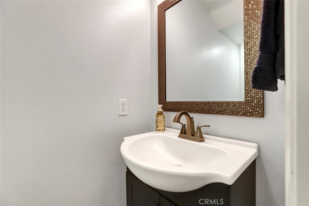 https://media.crmls.org/medias/e4279320-90b4-43df-a139-43900de188d1.jpg?preset=X-Large
