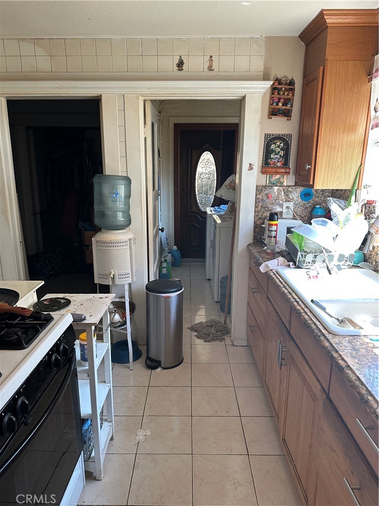 https://media.crmls.org/medias/e42db8be-552b-4526-b72c-e314c12c3b17.jpg?preset=X-Large
