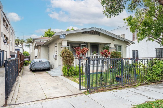 905 Gardenia Avenue, Long Beach CA: https://media.crmls.org/medias/e42e541b-c837-40d4-a734-8920cb4616e1.jpg