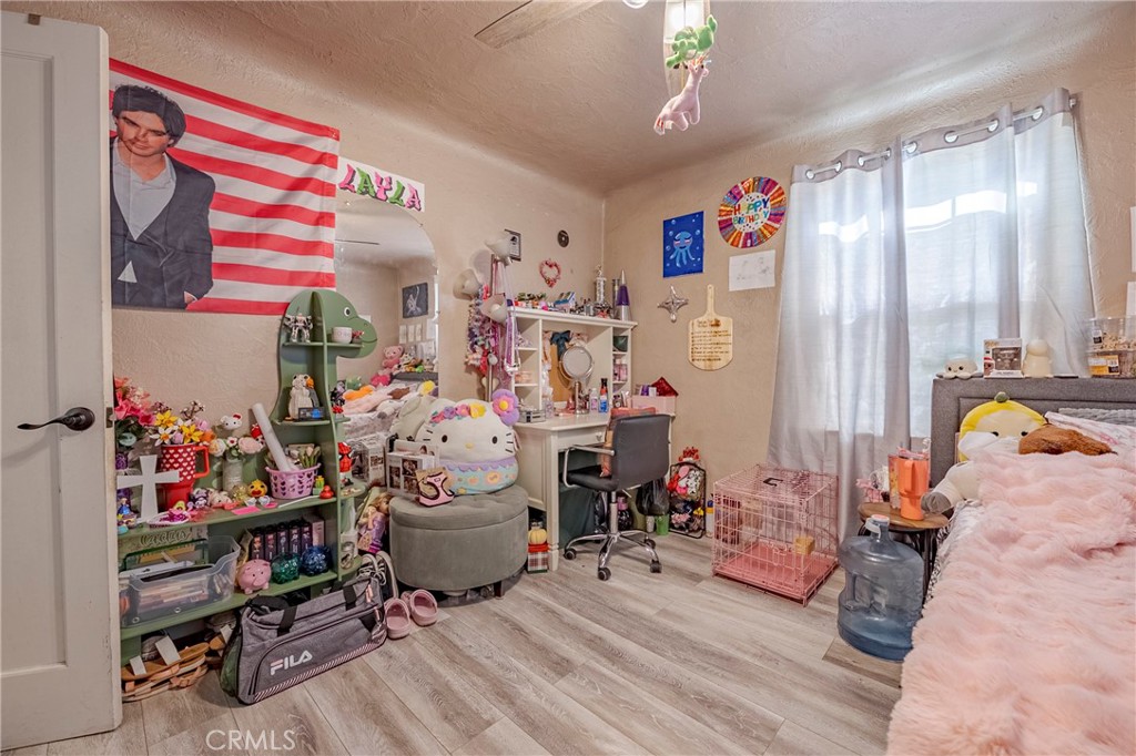 https://media.crmls.org/medias/e42f87eb-bf01-452b-917a-1b1b95402d0c.jpg?preset=X-Large