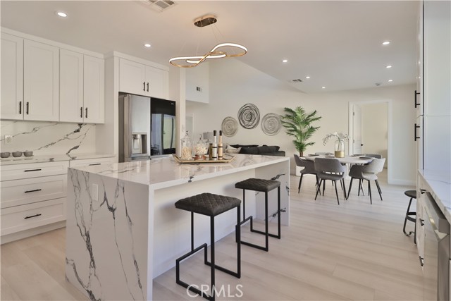 22131 1/2 Victory, Canoga Park CA: https://media.crmls.org/medias/e430f381-a790-4648-86f7-5baffe257565.jpg