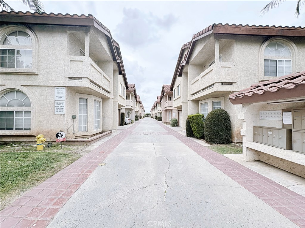 https://media.crmls.org/medias/e4317ed7-9833-4be9-8748-bbadf955d890.jpg?preset=X-Large