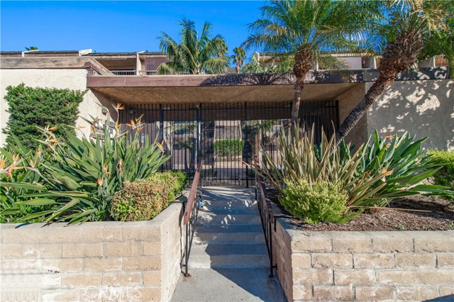 Detail Gallery Image 2 of 44 For 2240 N Legion Dr #217,  Signal Hill,  CA 90755 - 3 Beds | 2/1 Baths