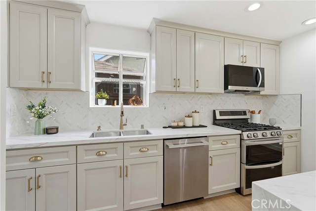 Detail Gallery Image 13 of 62 For 24308 Highlander Rd, West Hills,  CA 91307 - 3 Beds | 2 Baths