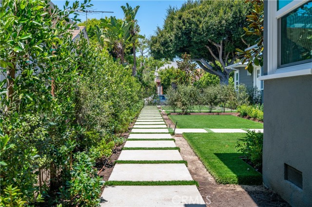 1022 Grant Street, Santa Monica CA: https://media.crmls.org/medias/e43377ba-8925-4ebd-9fe7-ef32fe7c5f80.jpg
