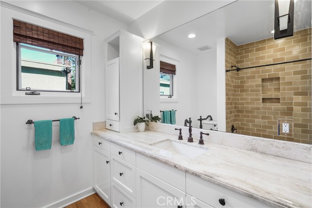 Detail Gallery Image 24 of 49 For 2464 Walnut Ave, Venice,  CA 90291 - 4 Beds | 3/1 Baths