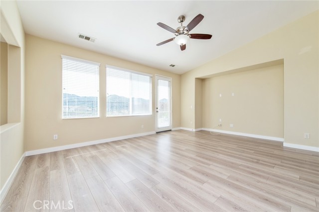 Detail Gallery Image 9 of 31 For 34137 Camelina, Lake Elsinore,  CA 92532 - 4 Beds | 2/1 Baths