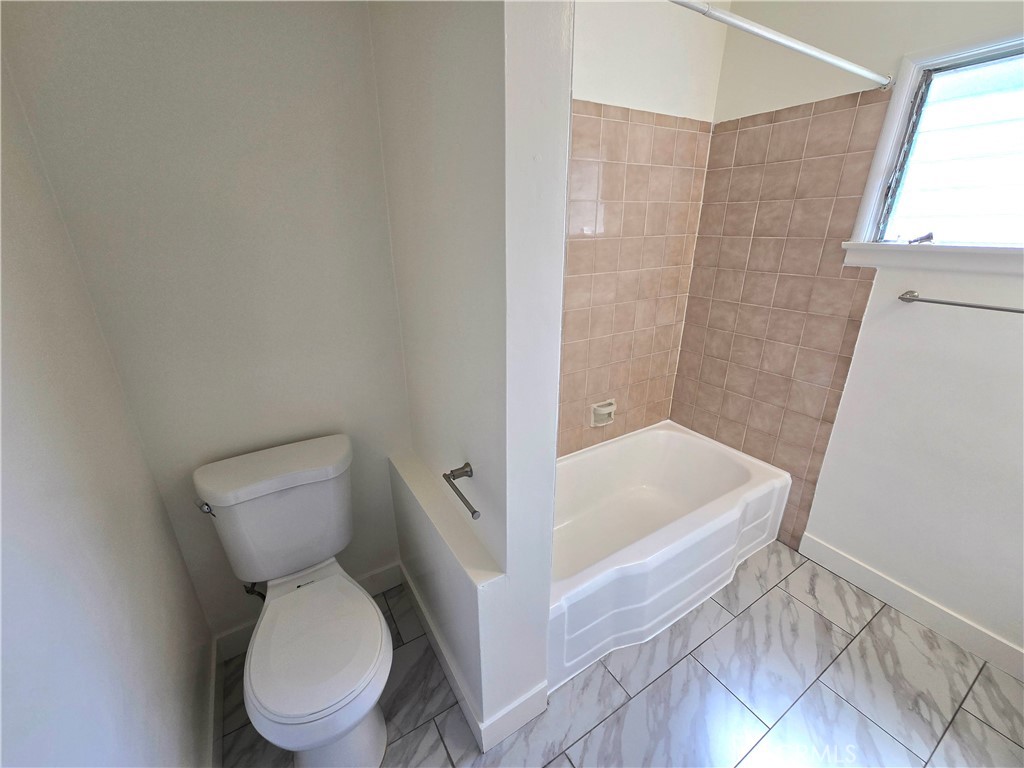 https://media.crmls.org/medias/e43e90b1-66a7-40a1-934d-2e79afb04f43.jpg?preset=X-Large