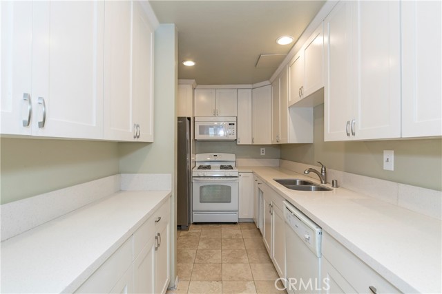 Detail Gallery Image 10 of 33 For 24121 High Knob #C,  Diamond Bar,  CA 91765 - 2 Beds | 2/1 Baths