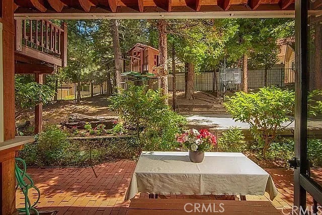 https://media.crmls.org/medias/e43ea196-f4b9-4b24-a195-082fd907de9d.jpg?preset=X-Large