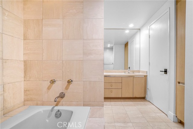 850 E Ocean Boulevard, Long Beach CA: https://media.crmls.org/medias/e440be3b-67b3-4325-94ed-a30bd7455e67.jpg