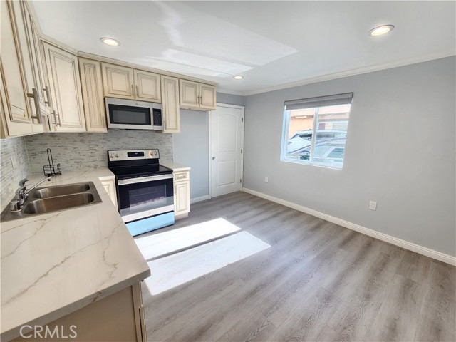 Detail Gallery Image 4 of 13 For 21217 De La Guerra St #B,  Woodland Hills,  CA 91364 - 1 Beds | 1 Baths