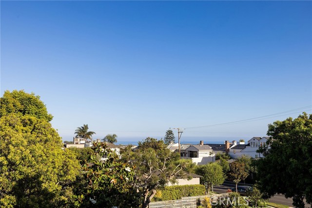 305 Poinsettia Avenue, Corona del Mar CA: https://media.crmls.org/medias/e4441506-ec60-4690-89c5-406cb0b8aeb1.jpg