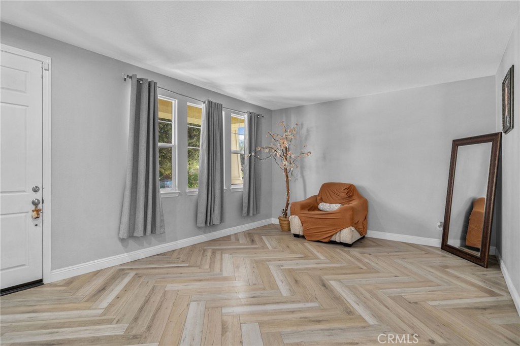 https://media.crmls.org/medias/e4444e3f-6a60-4616-8b34-189568c385eb.jpg?preset=X-Large