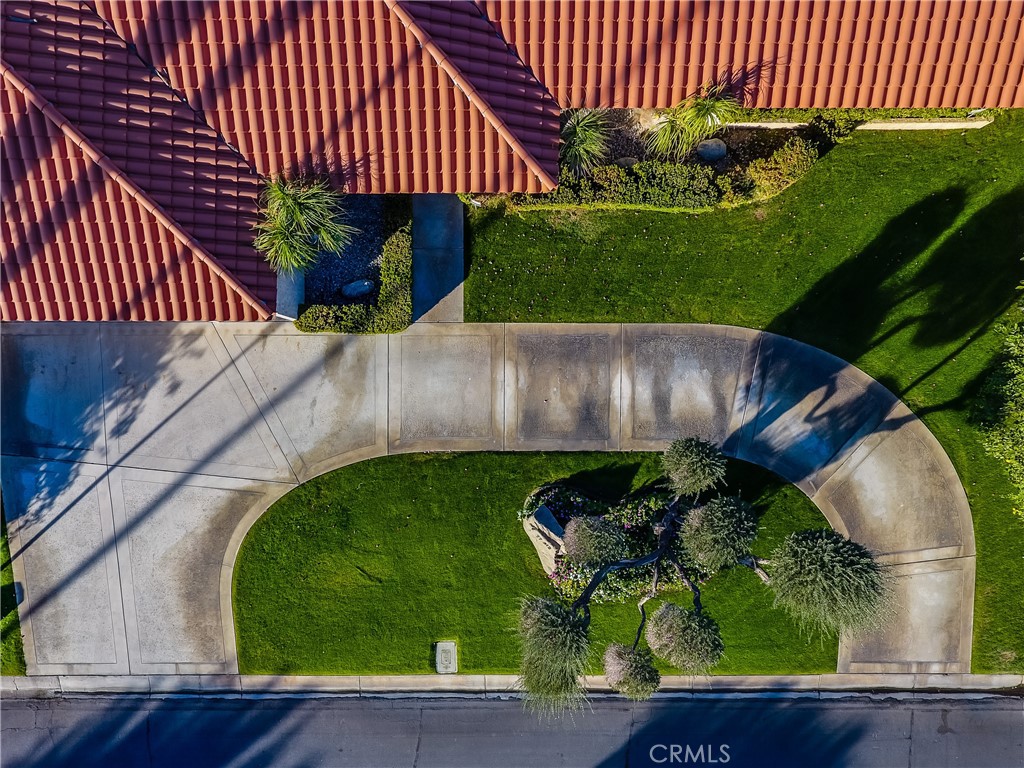 https://media.crmls.org/medias/e4452db5-6f6d-47e4-baff-eddeb1d9c9e6.jpg?preset=X-Large