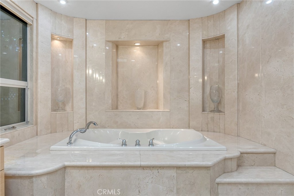 https://media.crmls.org/medias/e4486313-3c91-46fc-bf5a-3c580498fed8.jpg?preset=X-Large