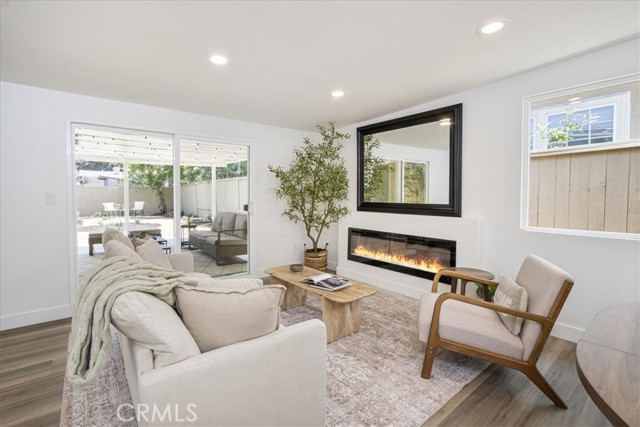 2422 W Pomona ST